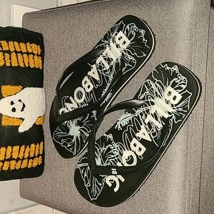 Billabong Black and White Floral Flip Flops NWOT